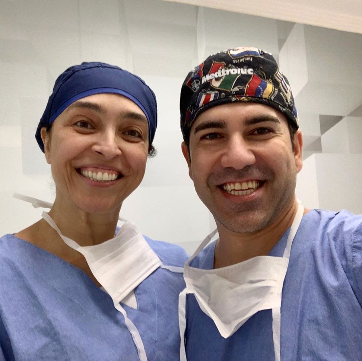 Minha parceira de hoje na cirurgia de pálpebras, Dra. Leila Freire